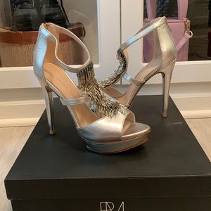NWT Pelle Moda Platform heels-size 6-Silver